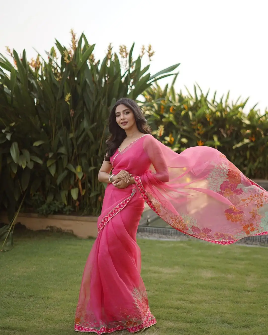 Aishwarya Lekshmi in Pink Color Saree Sleeveless Blouse